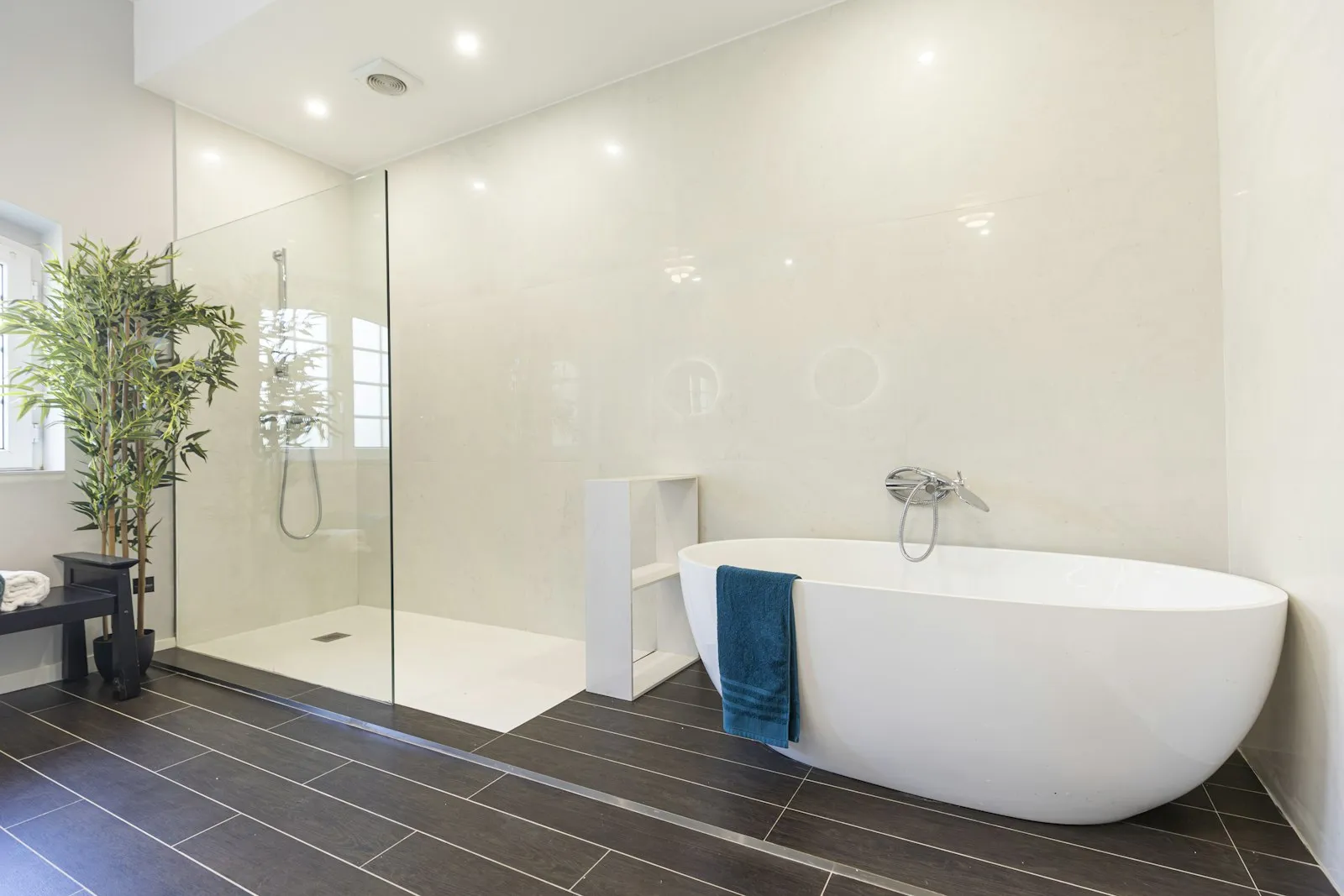 Helles, modernes Badezimmer (Stimmungsbild)